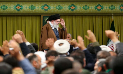 دیدار صمیمانه رهبر انقلاب با مداحان در سالروز میلاد حضرت زهرا؛ لحظاتی پرشور و معنوی