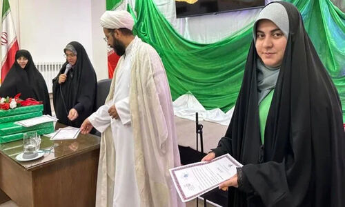 جشنی خاص در چناران؛ لحظات بی‌نظیر مادر و دختری در روز زن و مادر