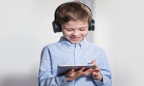 استفاده زیاد از موبایل و تبلت مهارت یادگیری را کُند می‌کند