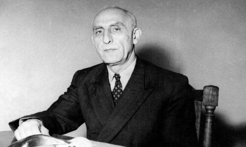 لحظه‌ای نادر و تاثیرگذار: بوسه تاریخی مصدق بر دستان ثریا اسفندیاری که همه را شگفت‌زده کرد!
