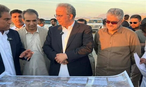 استاندار سیستان‌وبلوچستان وعده داد: بیمارستان 256 تختخوابی چابهار تا پایان 1405 آماده بهره‌برداری می‌شود!