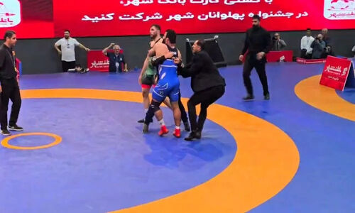 لحظه شگفت‌انگیز ورود جیمی جامپ به زمین و آغوش گرم حسن یزدانی در دیدار استقلال!