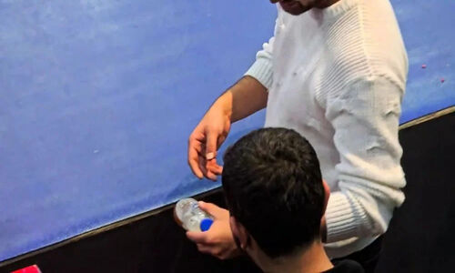 شوک در کشتی جویبار؛ پرتاب بطری ادرار به سمت رییس تشک در اعتراض به قضاوت!