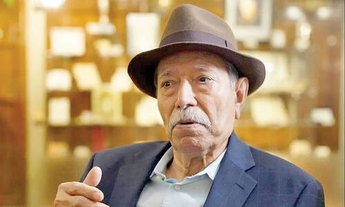 شباهت حیرت‌انگیز علی نصیریان با هنرمند ژاپنی که همه را شوکه کرد!