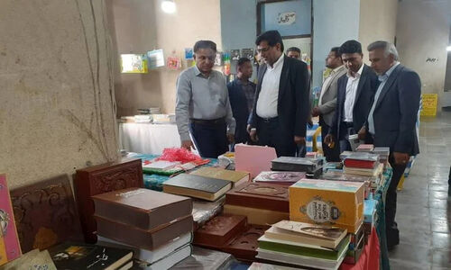 نمایشگاه کتاب رودان با تخفیف‌های ویژه و حضور مسئولان فرهنگی افتتاح شد