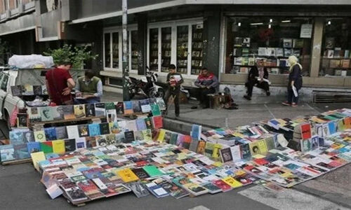 جلسه محرمانه برای ساماندهی فروش کتاب و دست‌فروشان خیابان انقلاب کلید خورد!