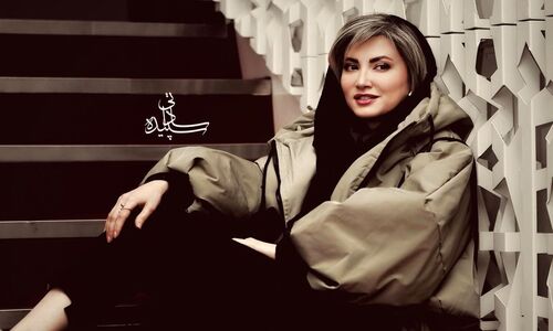 چهره خیره‌کننده سمیرا حسینی با استایلی خاص و ژست‌هایی هنری در دل دریا