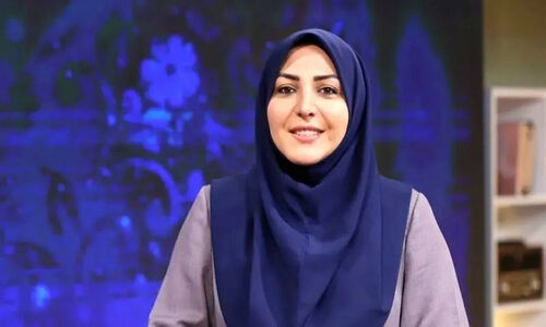 المیرا شریفی مقدم با مانتوی مزونی شیک و رنگین در ویژه برنامه یلدایی؛ الهام‌بخش خانم‌های ایرانی!