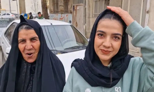 حضور متفاوت مادر و دختر استقلالی در ورزشگاه برای تماشای بازی حساس مقابل خیبر!