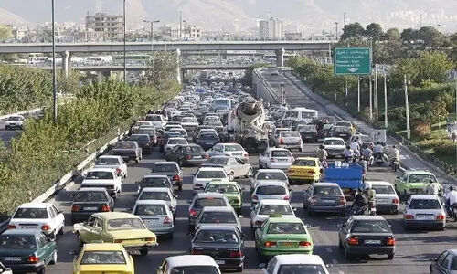 ترافیک سنگین در بزرگراه‌های همت و حکیم؛ رانندگان مراقب باشند!