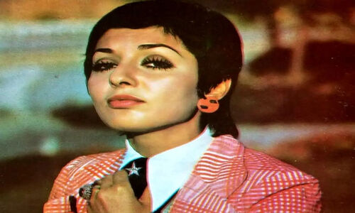 عکسی دیده نشده از گوگوش جوان کنار قشنگ‌ترین تابلو فرش جهان که همه را شگفت‌زده کرد!