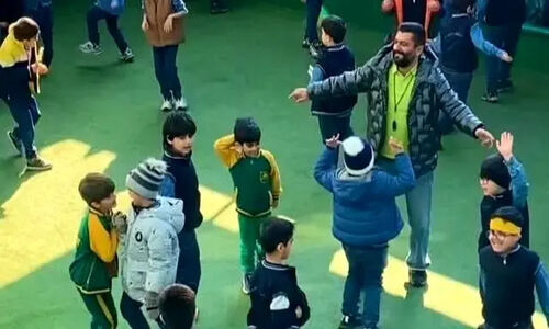 معلم دهه هفتادی با رقص شادانه‌اش فضای مدرسه را متحول کرد!