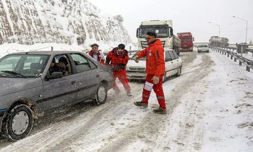 پلیس: خودروهای بدون زنجیرچرخ حتی در روزهای عادی از جاده‌های کوهستانی برگردانده می‌شوند!