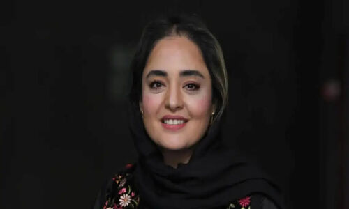 نرگس محمدی با کلاه ترندی و استایل خاص در پشت‌صحنه نمایش؛ چرا همه نگاه‌ها به او جلب شد؟