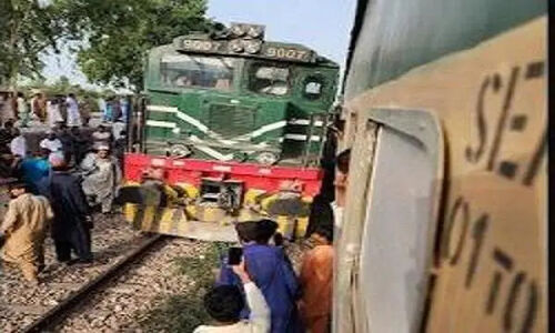 تصادف مرگبار قطار و خودروی پلیس در پنجاب؛ دو مامور جان باختند، سه نفر زخمی شدند