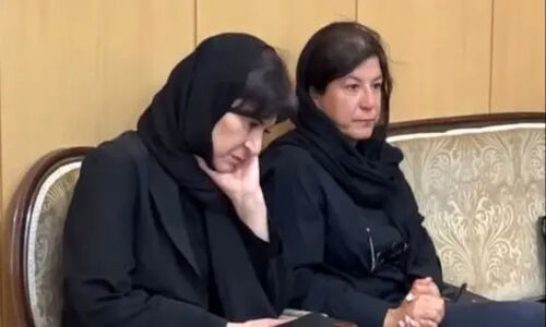 ریما رامین فر در میان بغض و اشک؛ میز عزای مجلل مادرش با حضور ستارگان سینما