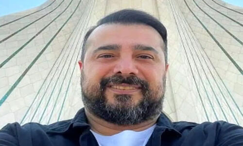 عکس تازه سپند امیرسلیمانی و مونا کرمی در پشت صحنه نمایش، نگاه‌ها را به خود خیره کرد!