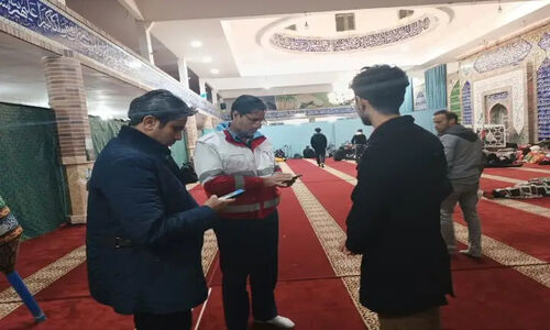 توقف ۱۰ اتوبوس و اسکان اضطراری ۳۰۰ مسافر در برف سنگین ملک‌آباد