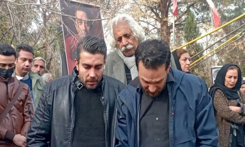 حضور چهره‌های سرشناس در مراسم وداع با حمید طالقانی؛ لحظاتی بغض‌آور در قطعه هنرمندان