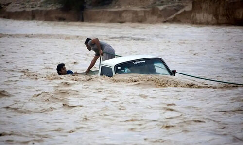 نجات معجزه‌آسا شهروند گرفتار در سیلاب وحشتناک قائمشهر توسط امدادگران