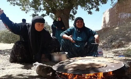 یلدای افسانه‌ای در کوهساران کریک؛ شبِ جادویی با عطر نان تُنگ و شیرینی‌های دست‌ساز