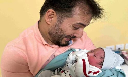 حضور سیدجواد هاشمی در بیمارستان برای ملاقات نوه و عروسش با صورت خندان/ ایشالا همیشه سلامت باشی کوچولو+عکس