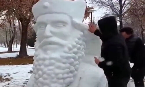شگفتی هنرمندان در شیراز؛ سردیس کوروش بزرگ با برف جان گرفت!