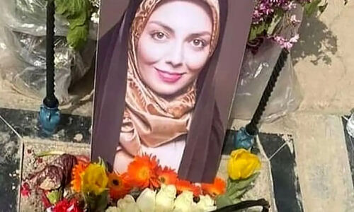 گریه جانسوز همسر آزاده نامداری در مراسم ختم؛ لحظه‌ای که قلب‌ها را شکست