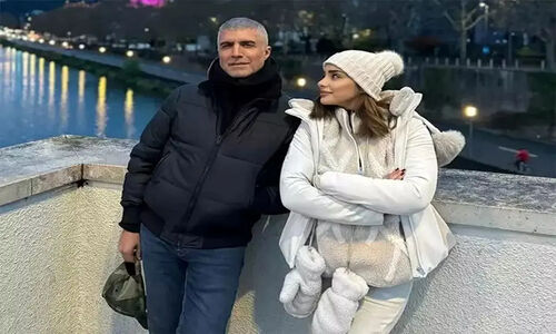 ضیافت خاص اوزجان دنیز با همسر ایرانی در شب یلدا؛ میز تزئین‌شده‌ای که همه را شگفت‌زده کرد!
