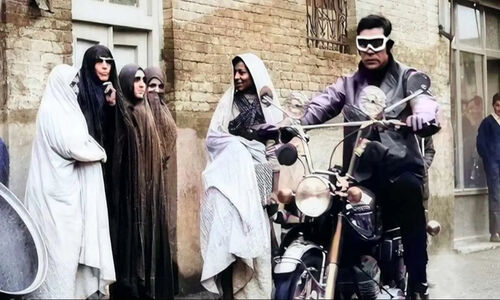 سفر به گذشته با عکس نایاب «بهروز وثوقی و بهمن مفید» در صحنه‌های فیلم «رضا موتوری»!