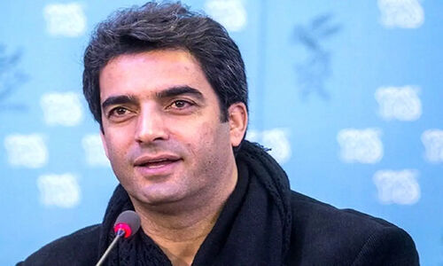 منوچهر هادی در کنار مادر و خواهران محجبه‌اش؛ عکس ویژه از دورهمی شب یلدا!