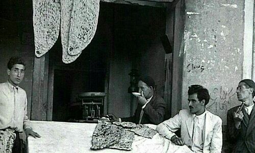 سفر به عصر قاجار؛ عکس جالب از نانوایی سنگکی در شیراز