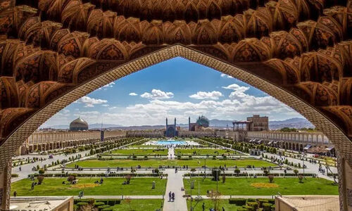 آغاز مرمت حساس طبقه دوم میدان نقش جهان؛ امید تازه مردم برای احیای دو برج تاریخی