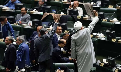 حمله تند روزنامه آستان قدس به مجلس؛ جلسه‌ای که التهاب دلار و طلا را تشدید کرد!