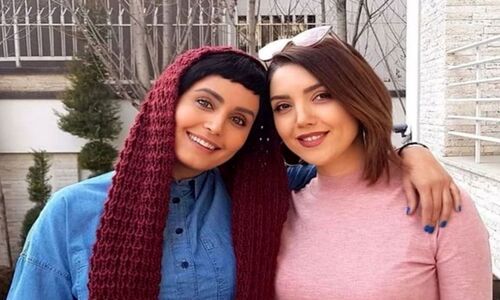 الناز شاکردوست در حال موتورسواری با موتور قدیمی و نوستالژی