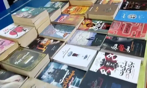 پنجمین نمایشگاه کتاب دهگلان با بیش از هزار عنوان جذاب کتاب آغاز به کار کرد!