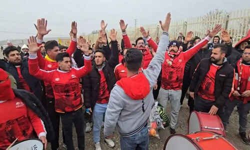هواداران تراکتور چگونه شور و هیجان را قبل از بازی با شمس آذر به اوج رساندند؟
