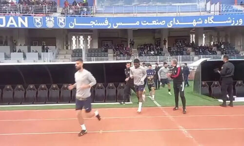لحظه‌های داغ پیش از نبرد مس رفسنجان و پرسپولیس؛ بازیکنان چگونه آماده می‌شوند؟