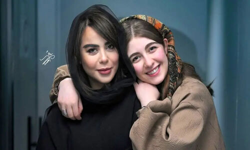 تصاویر خاص پشت صحنه نمایش «جشن»؛ استایل متفاوت و حرفه‌ای بازیگران جوان که نمی‌دانستید!
