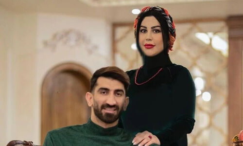 حضور عاشقانه اکرم بانو  و دختر علیرضا بیرانوند در ورزشگاه آزادی برای تشویق همسرش +عکس