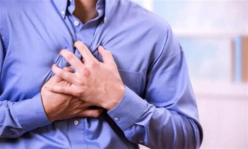 تیر کشیدن ناگهانی قلب؛ چرا باید سریع به سجده بروید؟