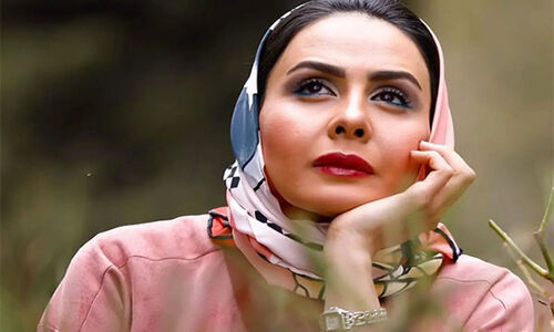 سارا والیانی با ژاکت چرمی قرمز اناری؛ استایلی جسورانه که همه را مات کرد!