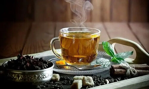 معجزه دمنوش‌های گیاهی برای تسکین فوری سرماخوردگی و گلودرد در پاییز