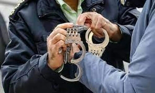 سارق ۵۰ ساله‌ای که مقابل کلانتری‌ها و ادارات دولتی جرات سرقت داشت، بالاخره دستگیر شد!