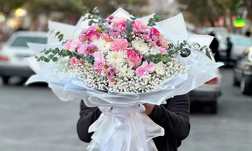 هدیه ۴۰۰۰ دلاری پدر ایرانی برای مادر نوزاد؛ نمایش شگفت‌انگیز در خیابان‌های شهر
