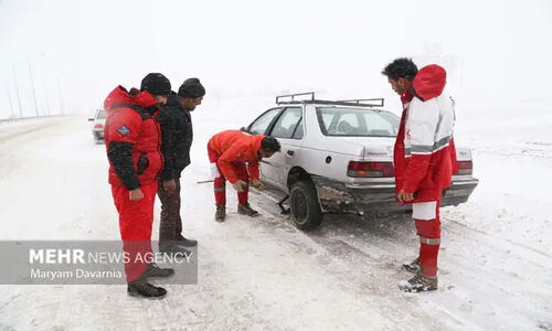 امدادرسانی فوری به ۳۳۵ خودروی گرفتار در برف سنگین آذربایجان‌غربی؛ عملیات بی‌وقفه راهداران