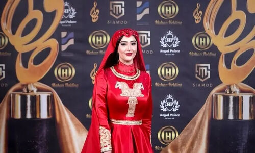 عکس ها / نگاهی به استایل متفاوت هنرمندان ایرانی در جشن ها و گردهمایی های رسمی که هریک راوی داستانی از تاریخ ایران هستند/ ساغر استاد شریف، نورا محقق و…