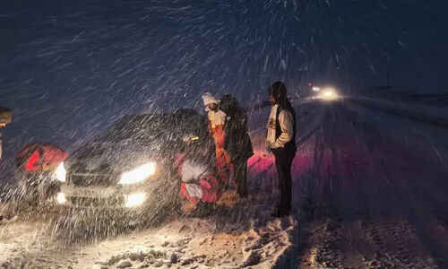 مدنی: ۷۰ خودرو از برف و کولاک در نقده رهاسازی شد