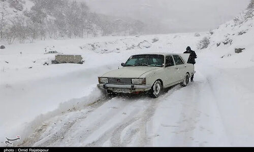 بارش برف در محورهای شمالی لرستان/45 اکیپ در جاده‌ها مستقر شدند