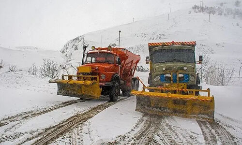 نمک‌پاشی و برفروبی محور کامو به قهرود در شهرستان کاشان